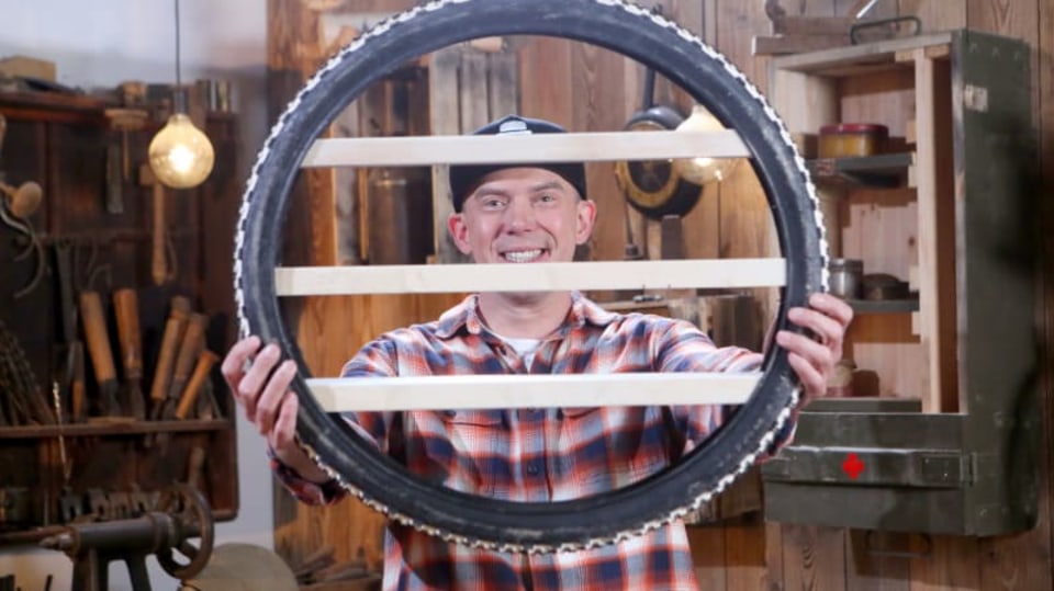 Díky upcyklaci je ze staré pneumatiky praktické polička